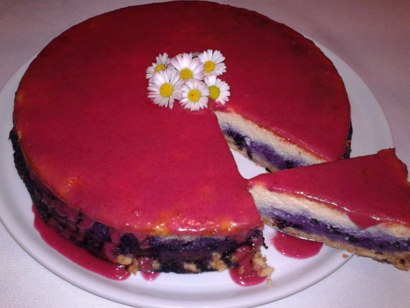 Bajeczny Sernik z jagodami i różanym lukrem