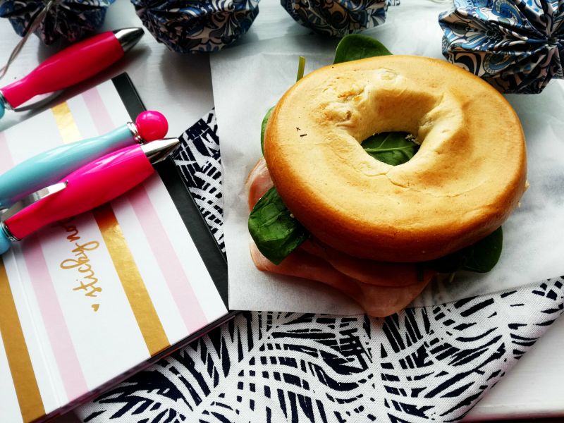 Bajgiel z szynką i szpinakiem