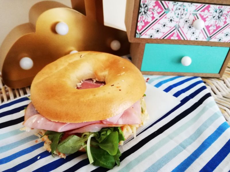 Bajgiel z wedliną oraz mixem sałat