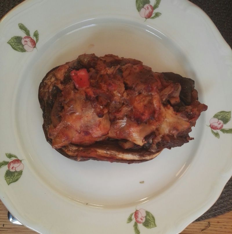 Bakłażan faszerowany kurczakiem i warzywami