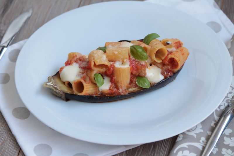 Bakłażan faszerowany makaronem w sosie pomidorowym Bakłażan faszerowany makaronem w sosie pomidorowym