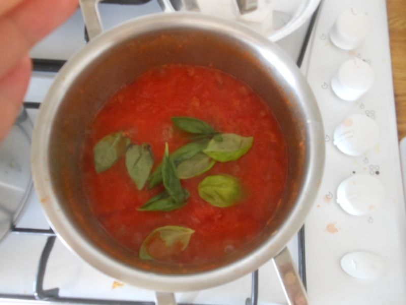 Bakłażan faszerowany makaronem w sosie pomidorowym