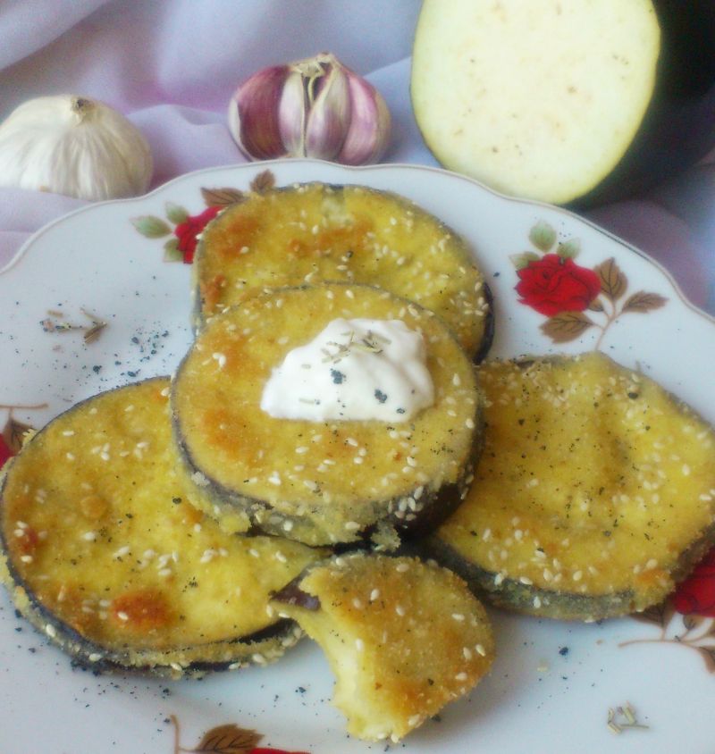 Bakłażan panierowany z sezamem i dipem czosnkowym