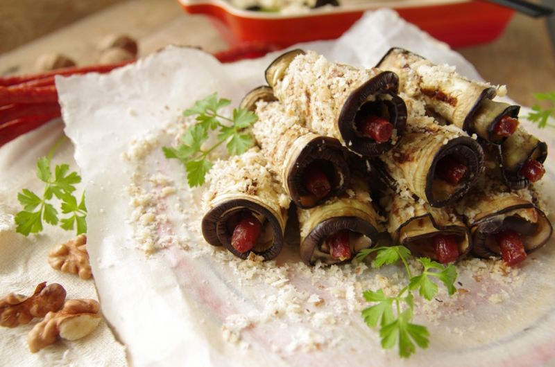 Bakłażan w roladkach z serkiem i kabanosami