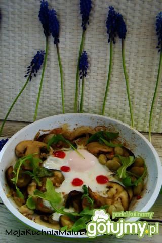 Bakłażan z bobem w towarzystwie jajka