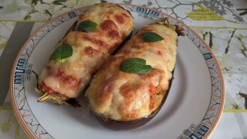 Bakłażan zapiekany z kuskusem, chilli i kalarepą