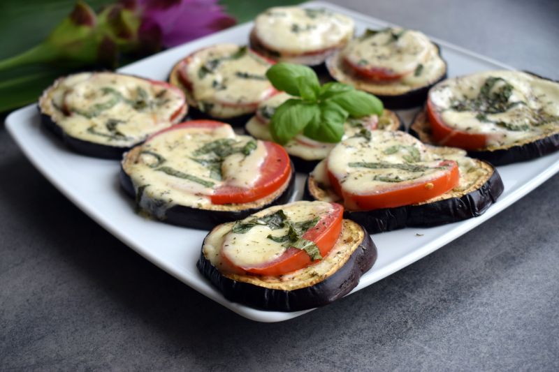 Bakłażan zapiekany z pomidorem i mozarellą