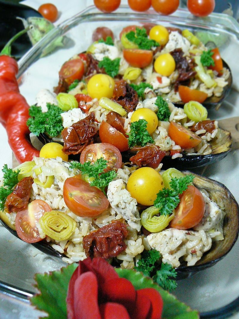 Bakłażan zapkiekany z ryżem  i kurczakiem Bakłażan zapkiekany z ryżem  i kurczakiem