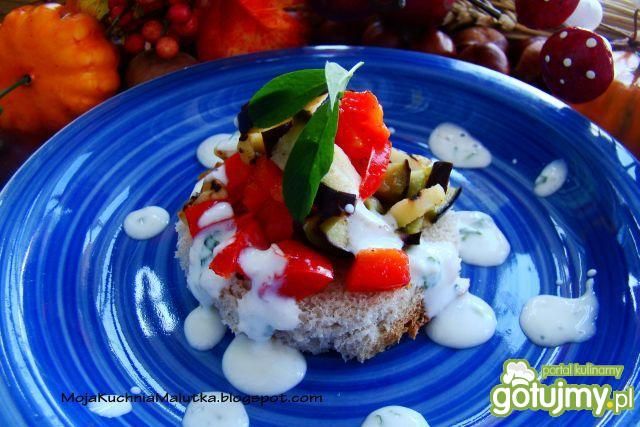 Bakłażanowa grzanka z sosem czosnkowym 