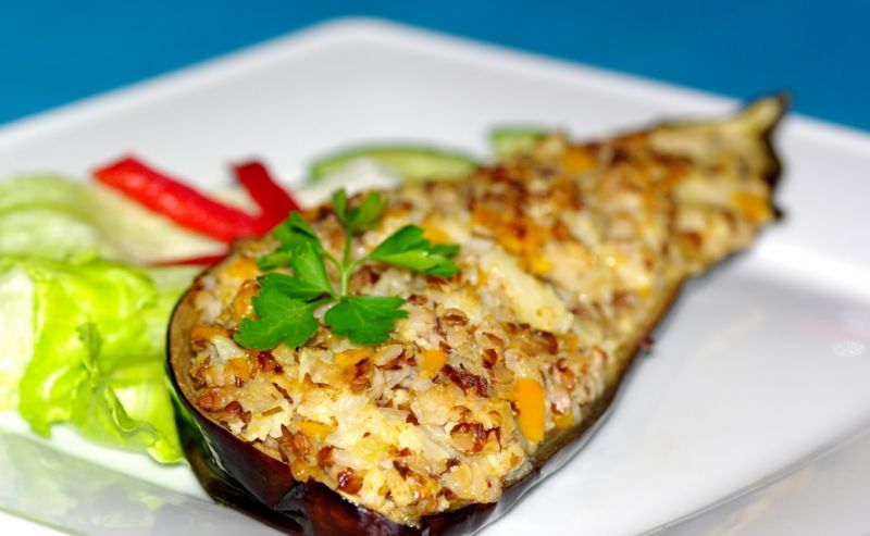 Bakłażany faszerowane kalafiorem, kaszą i papryką