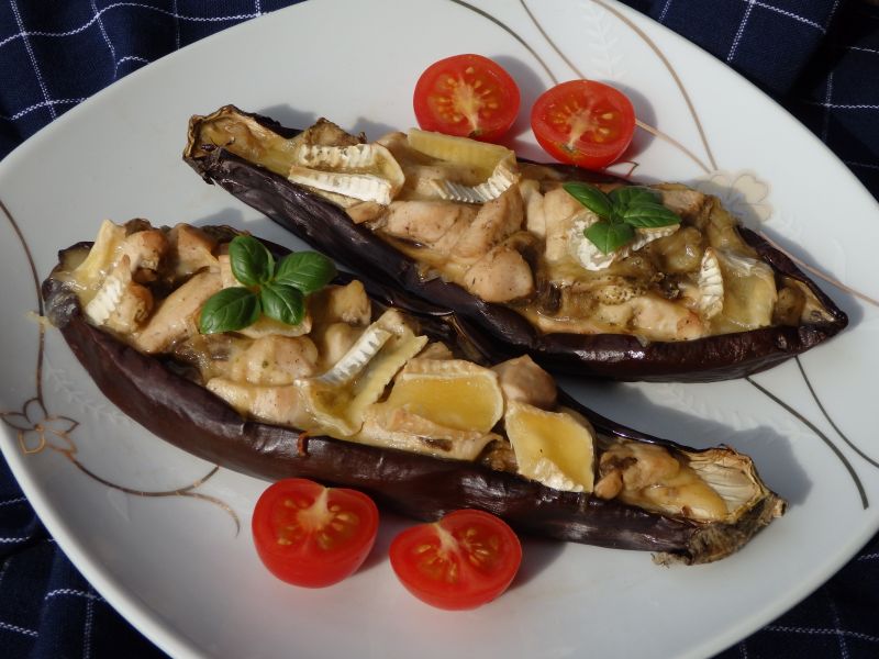 Bakłażany faszerowane kurczakiem i camembertem  Bakłażany faszerowane kurczakiem i camembertem