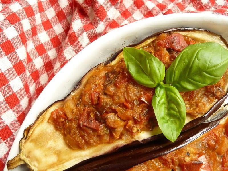 Bakłażany faszerowane świeżymi pomidorami