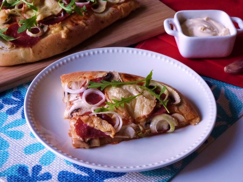 Bałkańska pizza z salami