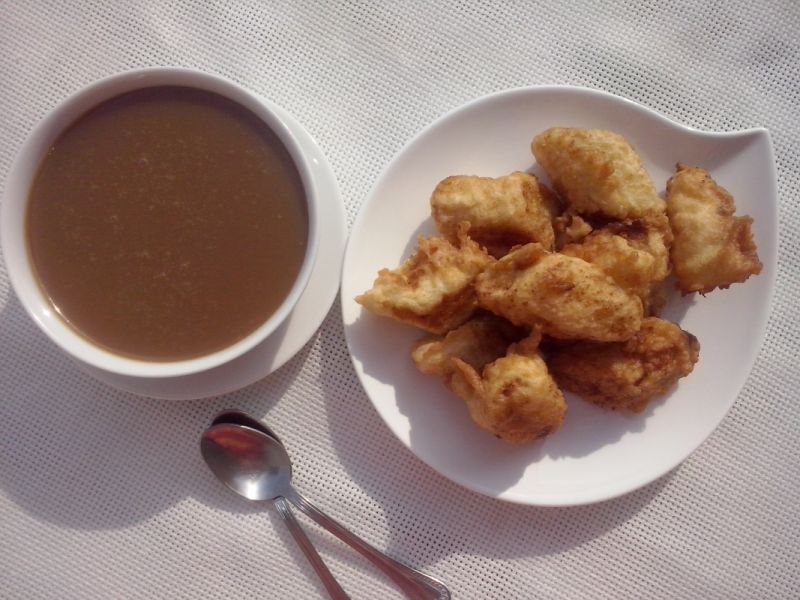 Banan lub jabłka w cieście z sosem karmelowym