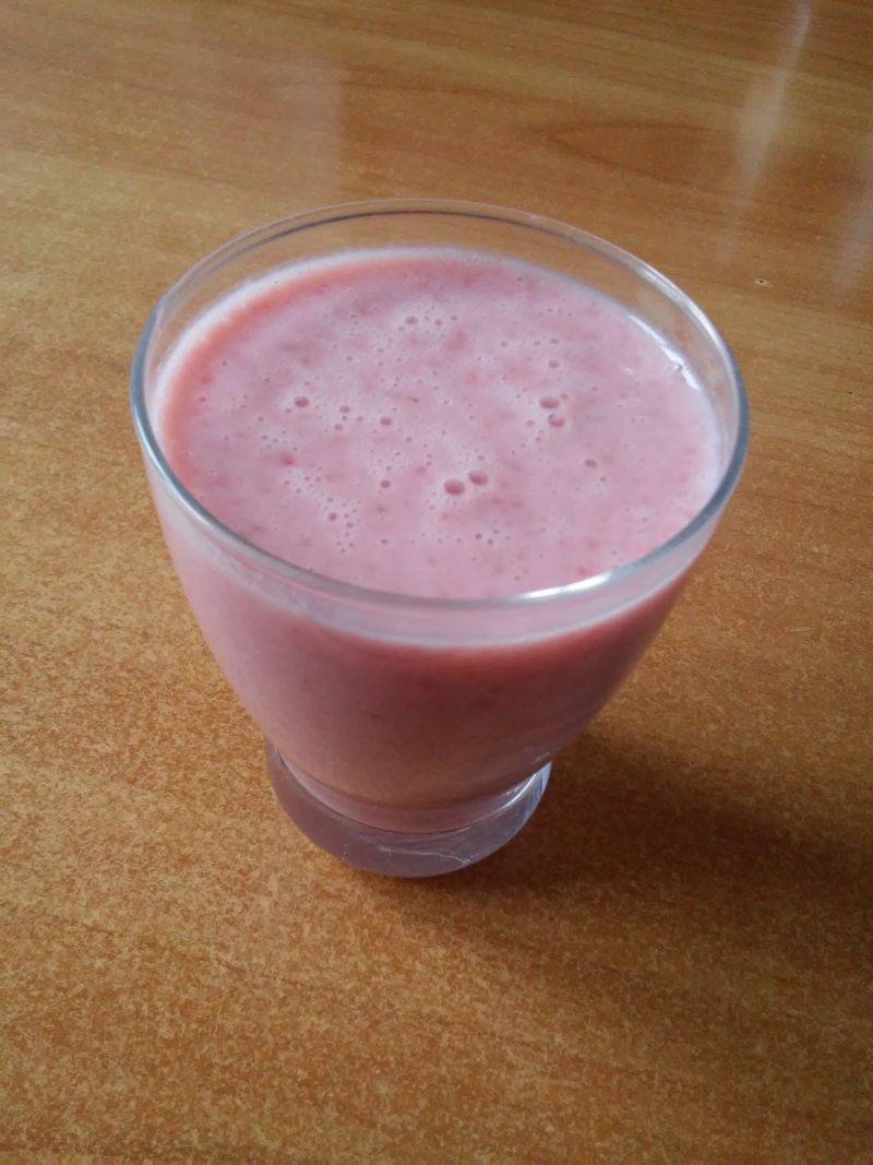 Bananowa maślanka z truskawkami  Bananowa maślanka z truskawkami