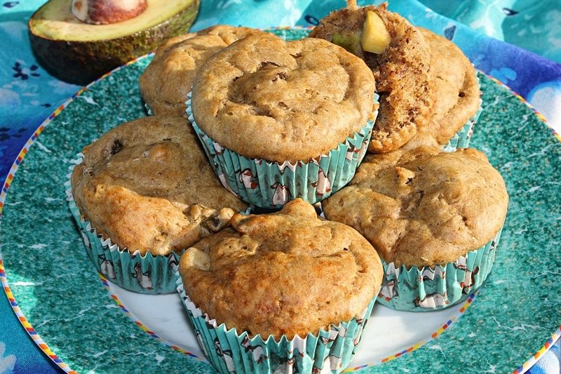 Bananowe muffinki z awokado i suszonymi morelami 
