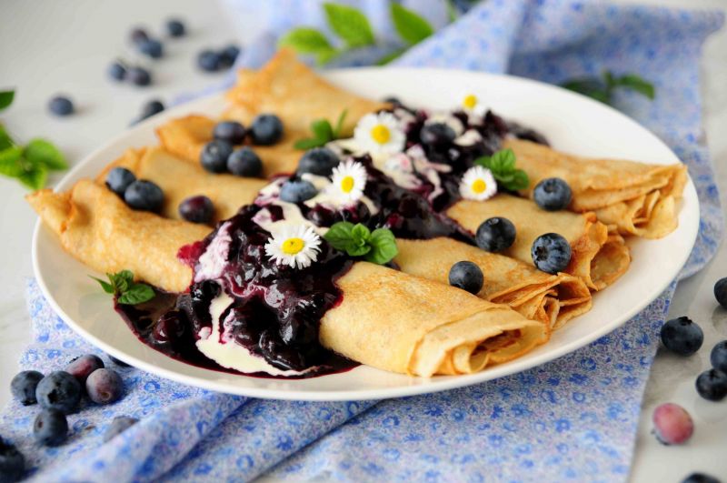 Bananowe  naleśniki z borówkowym sosem Bananowe  naleśniki z borówkowym sosem