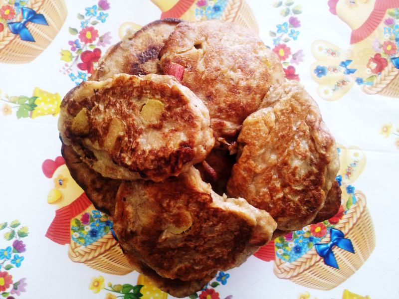 Bananowe placuszki z rabarbarem i wiórkami....