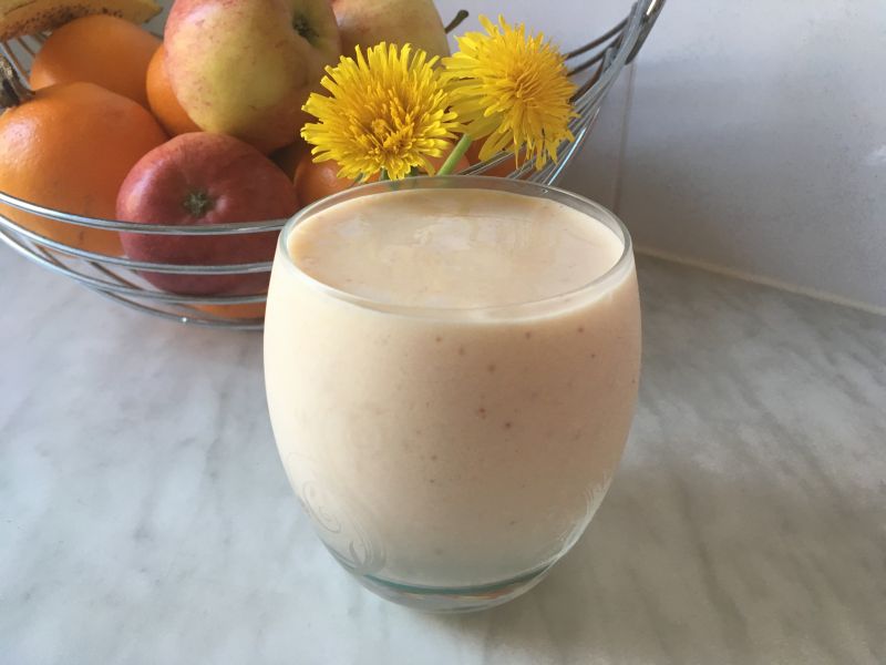 Bananowe smoothie z mango, ananasem i truskawką