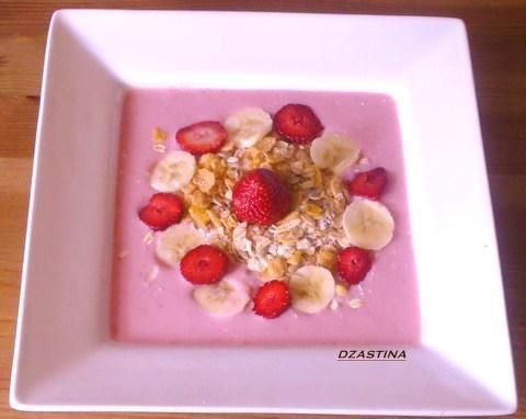 Bananowo truskawkowy chlodnik z musli