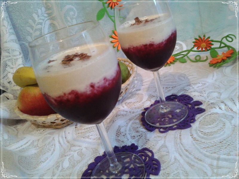 Bananowy koktajl z sosem winogronowym