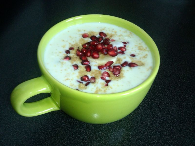 Banany w kefirze z siemieniem lnianym i granatem 