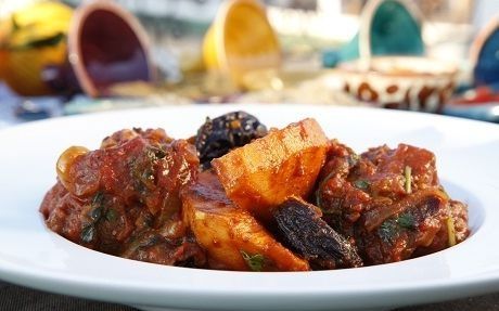 Baranina z szafranem i suszonymi śliwkami