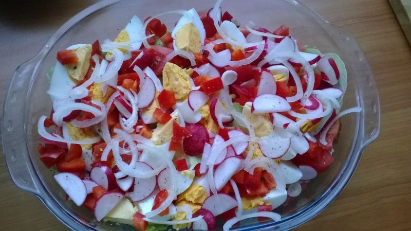 Bardzo lekka sałatka z jajkiem i rzodkiewką 