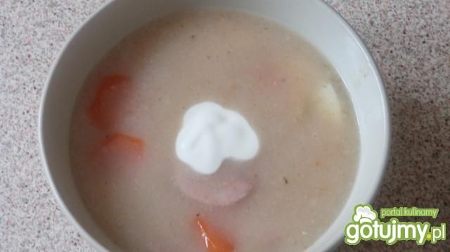 Barszcz biały z jajkiem i białą kiełbasą
