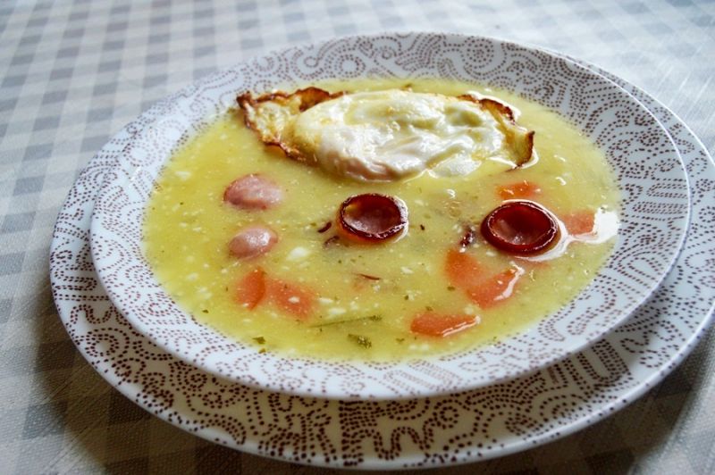 Barszcz biały z kaszą, chrzanem i jajkiem sadzonym