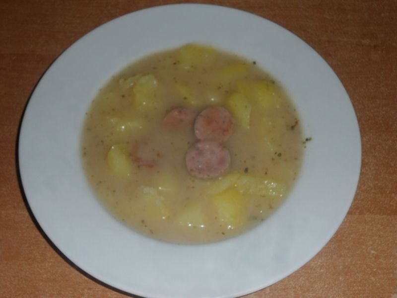 Barszcz biały z kiełbasą i ziemniakami