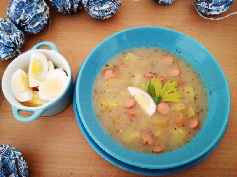 Barszcz biały z parówkami i jajkiem