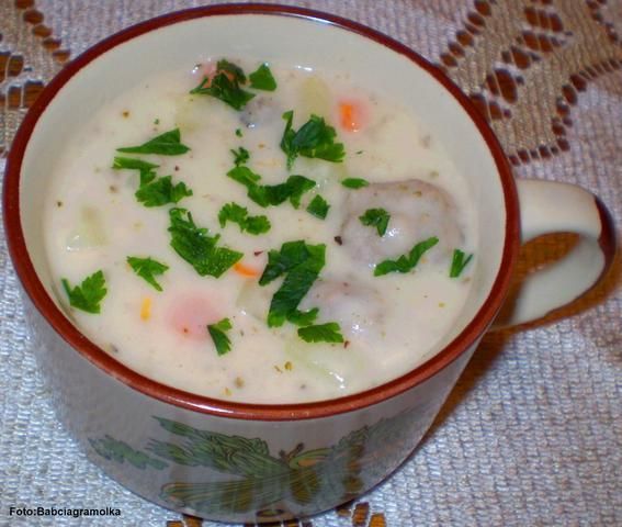 Barszcz biały z pulpetami z kiełbasy