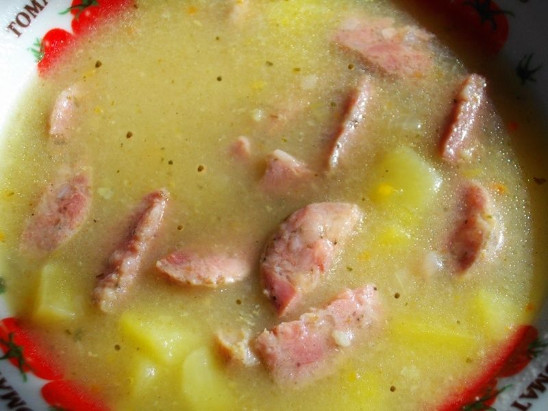 Barszcz biały z ziemniakami na wędzonych żeberkach