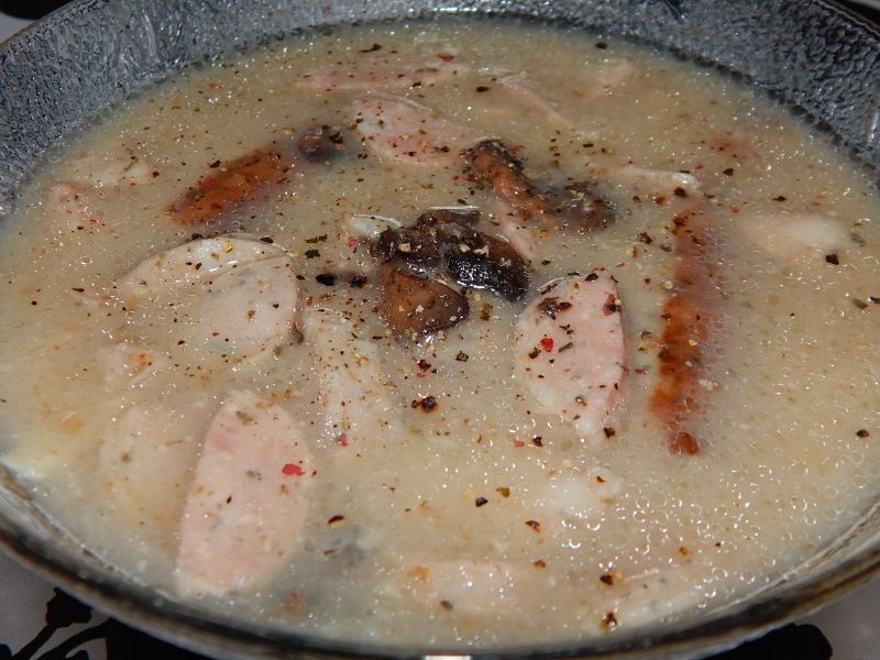 Barszcz biały ze smażoną kiełbasą i pieczarkami Barszcz biały ze smażoną kiełbasą i pieczarkami