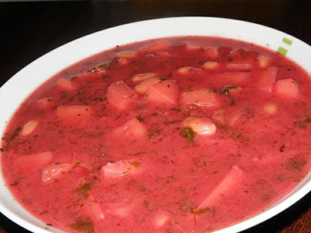 Barszcz czerwony z botwiną i fasolą.