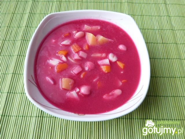 Barszcz czerwony z fasolą i warzywami