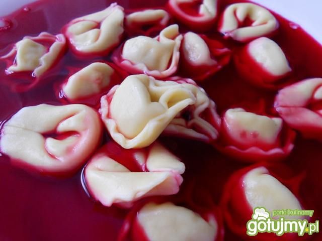 Barszcz czerwony z mięsnymi tortellini