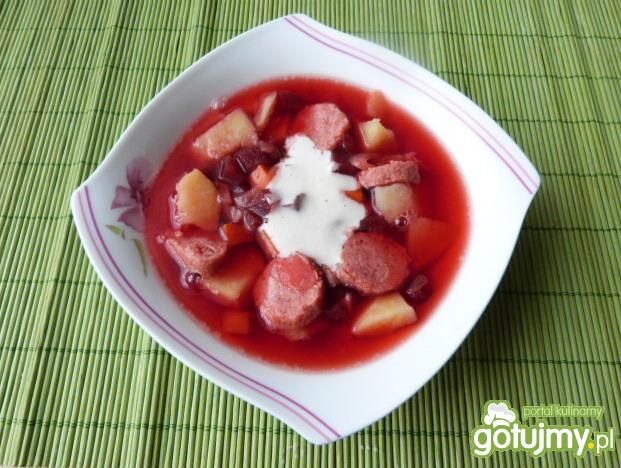 Barszcz czerwony z warzywami i kiełbasą Barszcz czerwony z warzywami i kiełbasą