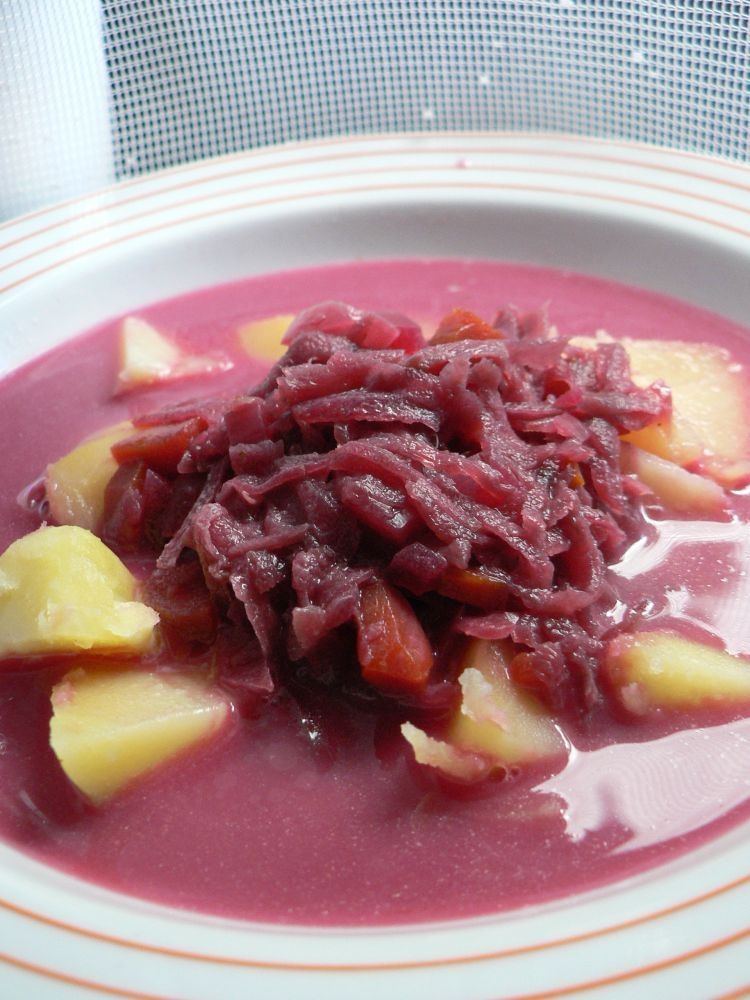 Barszcz czerwony z ziemniaczkami 