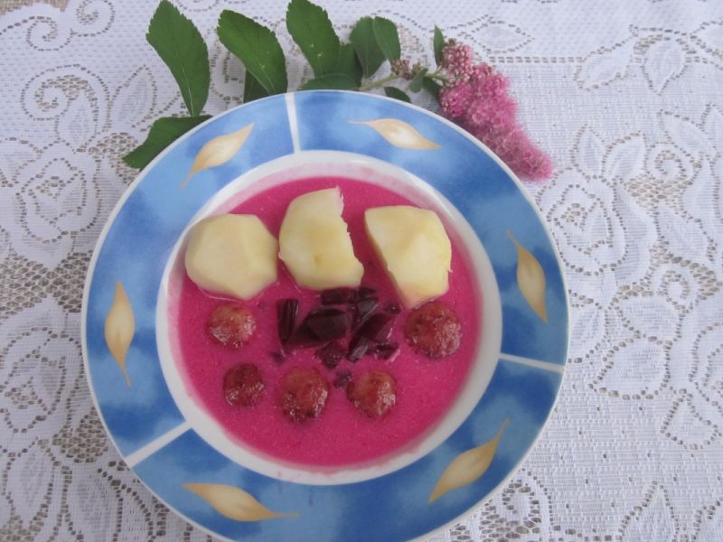 Barszcz czerwony z ziemniakami i klopsikami