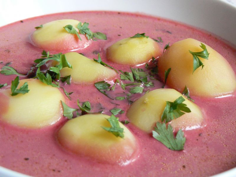 Barszcz czerwony zabielany Barszcz czerwony zabielany