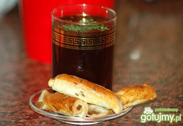 Barszcz na wędzonce z pasztecikami