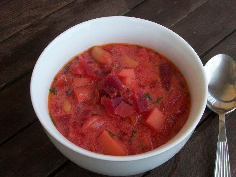 Barszcz ukraiński na żeberku wieprzowym