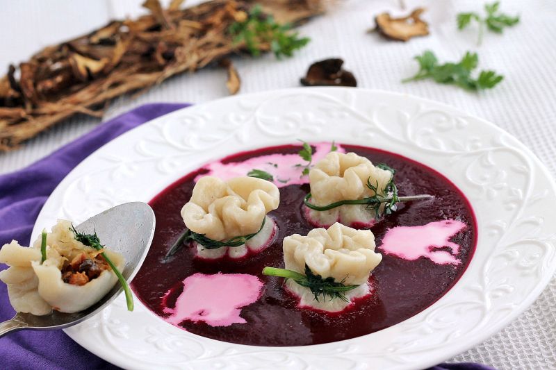 Barszcz z buraków pieczonych z sakiewkami z grzyba
