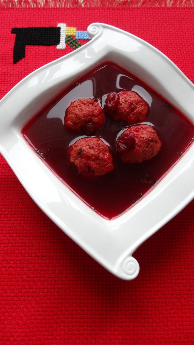 Barszcz z żurawiną i pulpetami drobiowymi