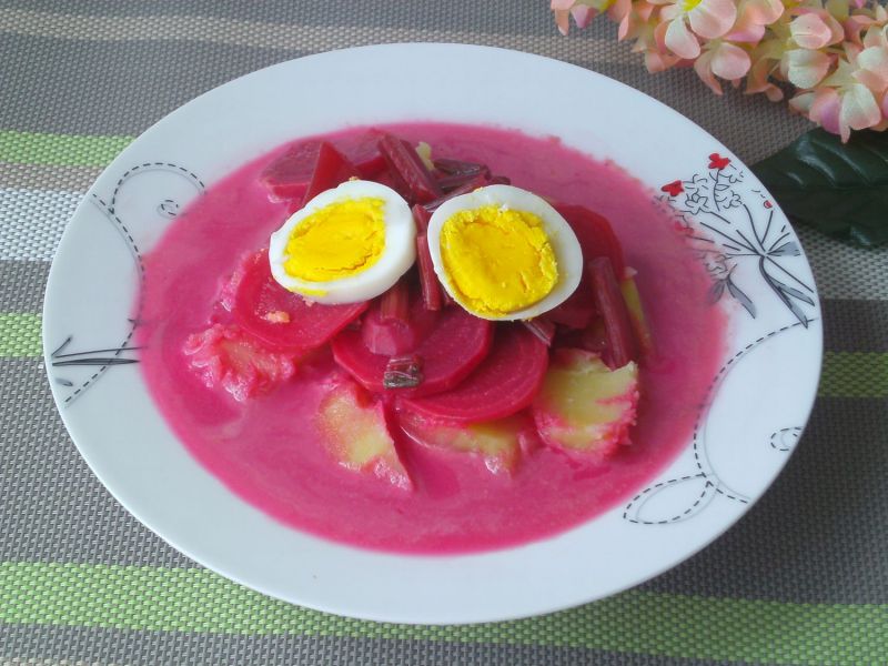 Barszczyk z botwinki z jajkiem i ziemniakami Barszczyk z botwinki z jajkiem i ziemniakami