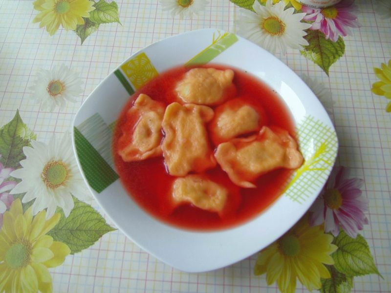 Barszczyk z pierogami z farszem mięsnym