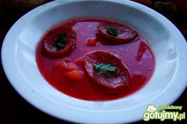 Barszczyk  ziemniakami i salami z oliwka