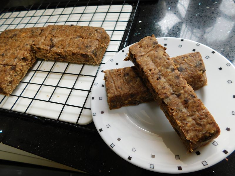 Baton jabłkowo-śliwkowy z czekoladą i orzechami Baton jabłkowo-śliwkowy z czekoladą i orzechami